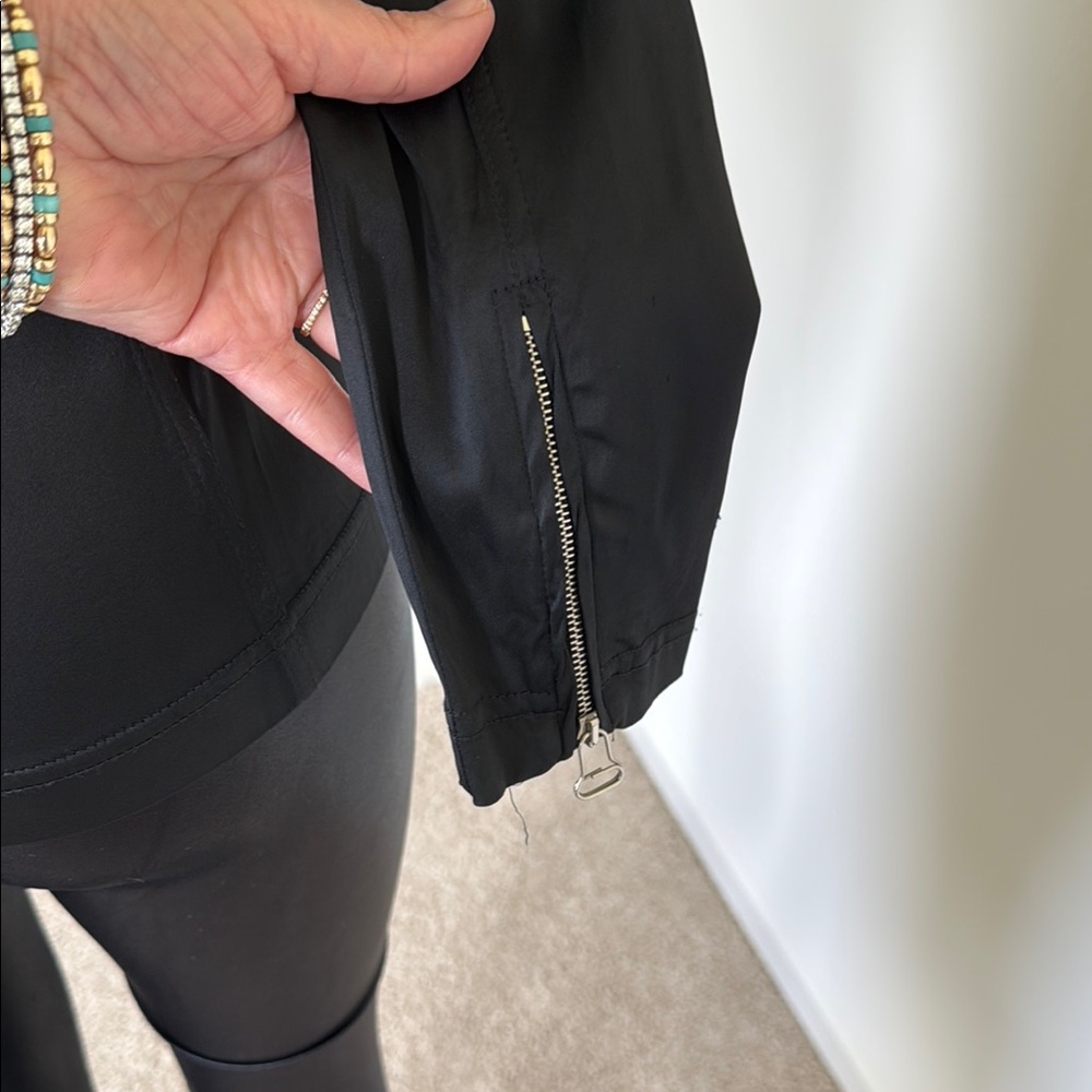 Black Fitted Blazer With Streamlined Silhouette - image 8